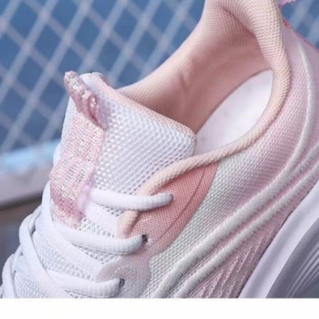 フィットネスシューズ 軽量通気メッシュ厚底ランニングシューズ